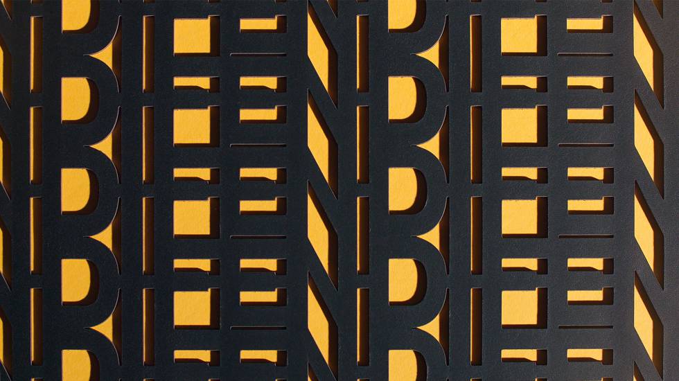 Detalle de piel tratada con resina y cortada al láser en el bolso Peekaboo de Fendi. El tejido del fondo es amarillo, el color corporativo de la casa romana perteneciente a LVMH.