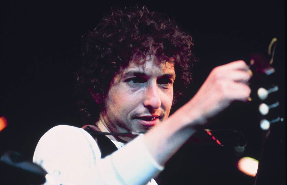 Dylan afinando la guitarra, dispuesto a interpretar los imperiales ocho minutos de 'Hurricane'.