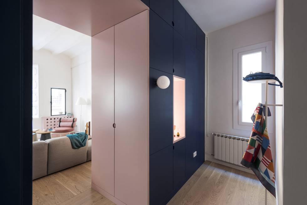 El acceso al apartamento Born, diseño de los arquitectos Colombo Serboli, funciona como espacio distribuidor y de almacenaje.
