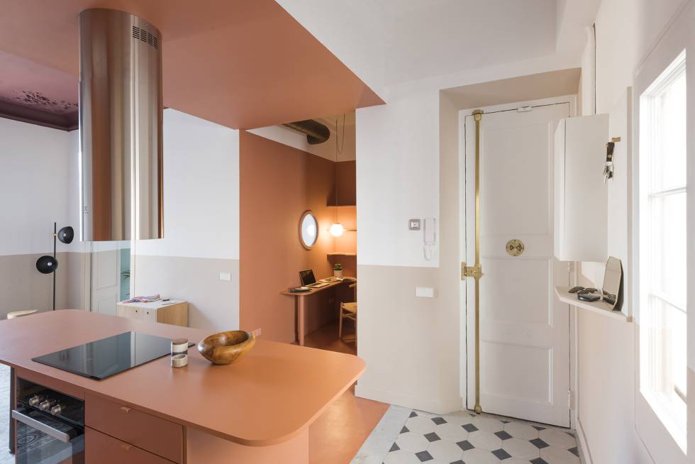 El rincón al fondo de la cocina se ha aprovechado para crear un área de estudio abriendo una ventana.