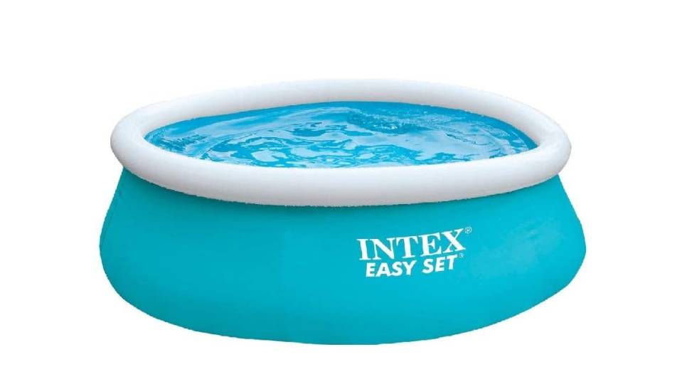 Esta piscina hinchable se puede adquirir en varios tamaños (y es apta para niños o adultos)