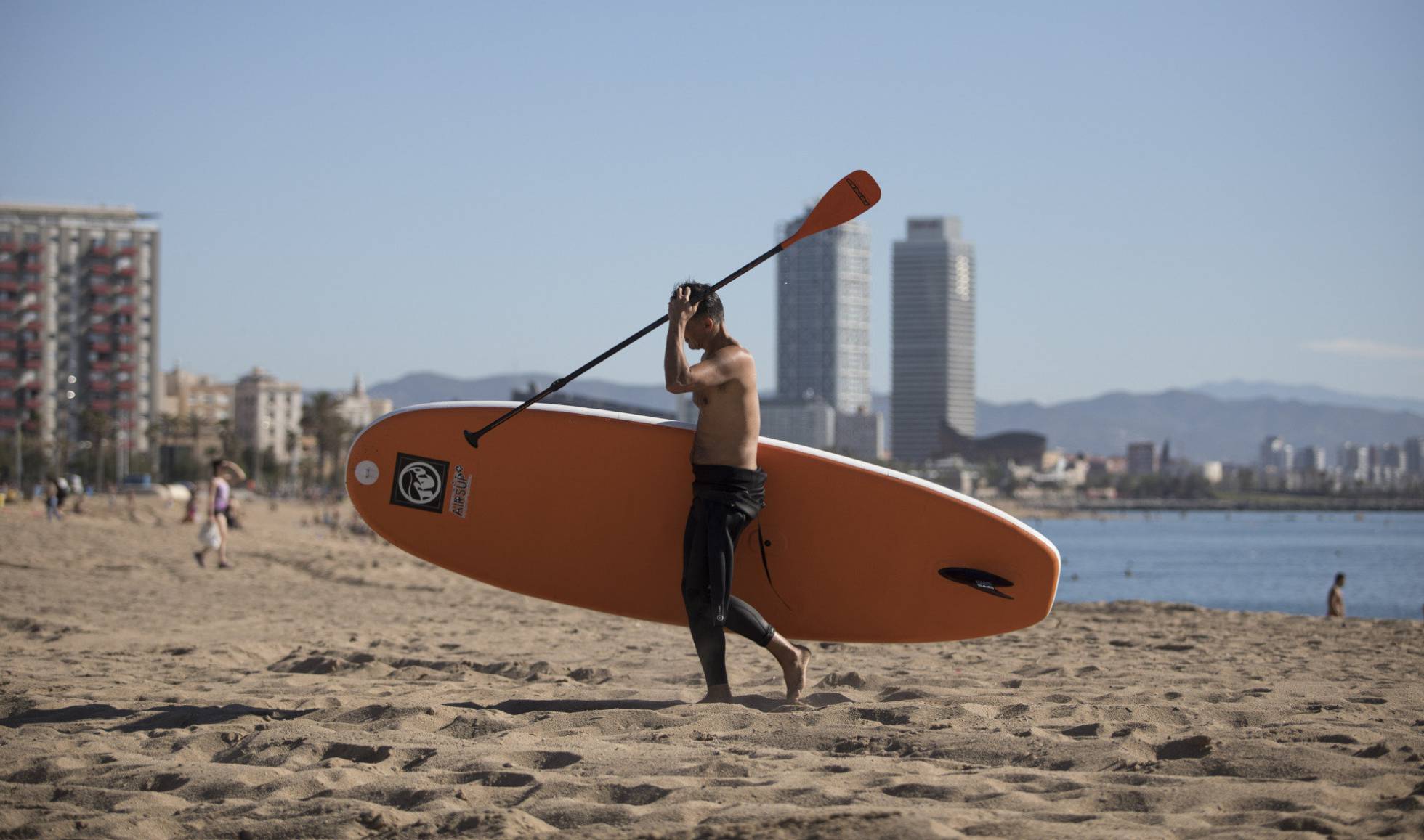 La playa de la Barceloneta se llena cada día de deportistas