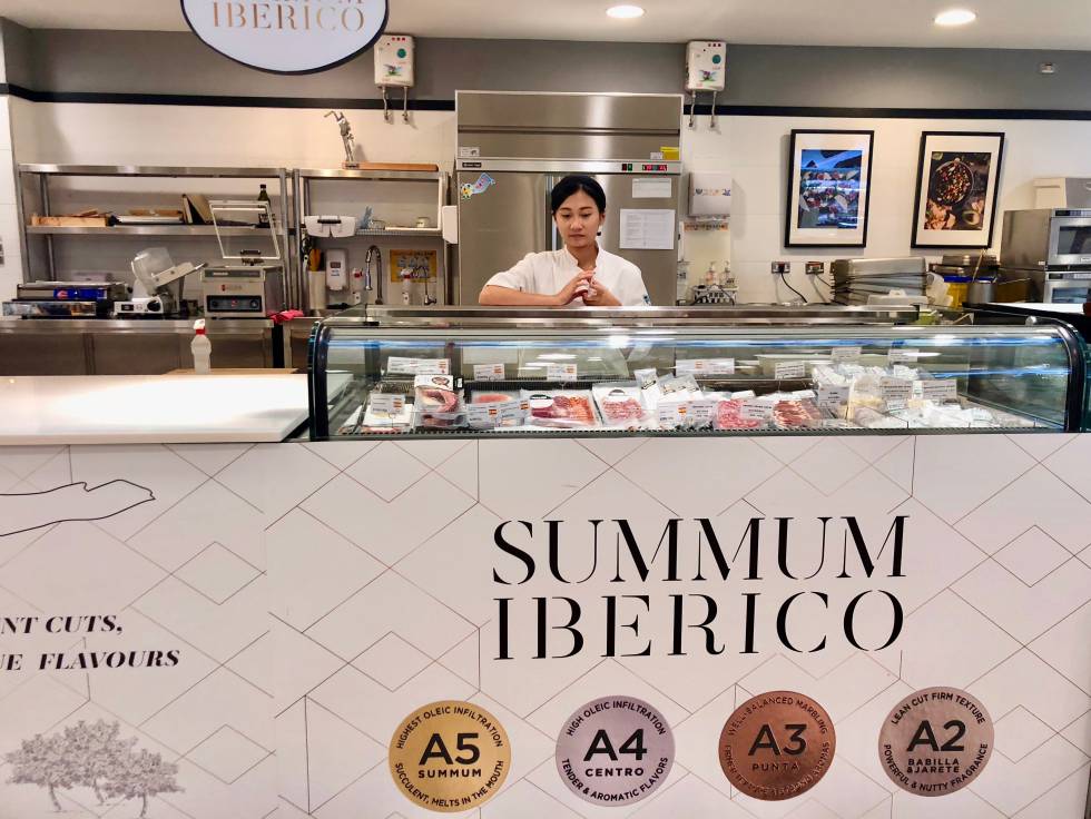 Mostrador de Summun Ibérico en Taipéi con indicación de las cuatro categorías de calidad que la empresa china atribuye a los jamones ibéricos.