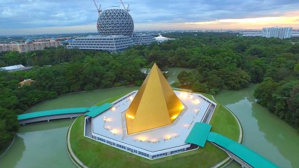 El misterioso templo más grande del mundo (y otras proezas arquitectónicas de las religiones extremas)