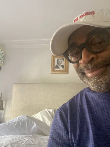 Autorretrato de Spike Lee. Duke Ellington domina a cabeceira da sua cama.