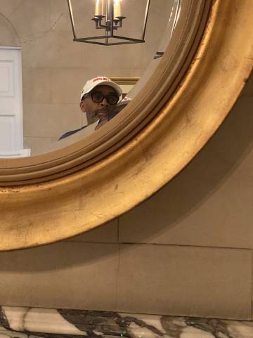 Autorretrato do Spike Lee em sua casa, no Upper East Side de Manhattan, moradia onde antes viveu o artista Jasper Johns.