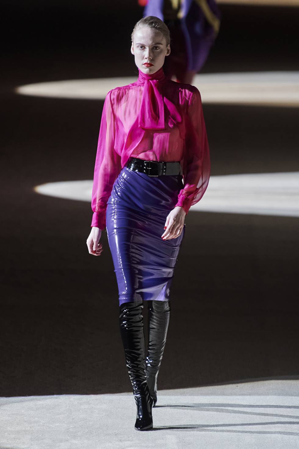 Modelo de látex de Saint Laurent de la colección otoño-invierno 2020.