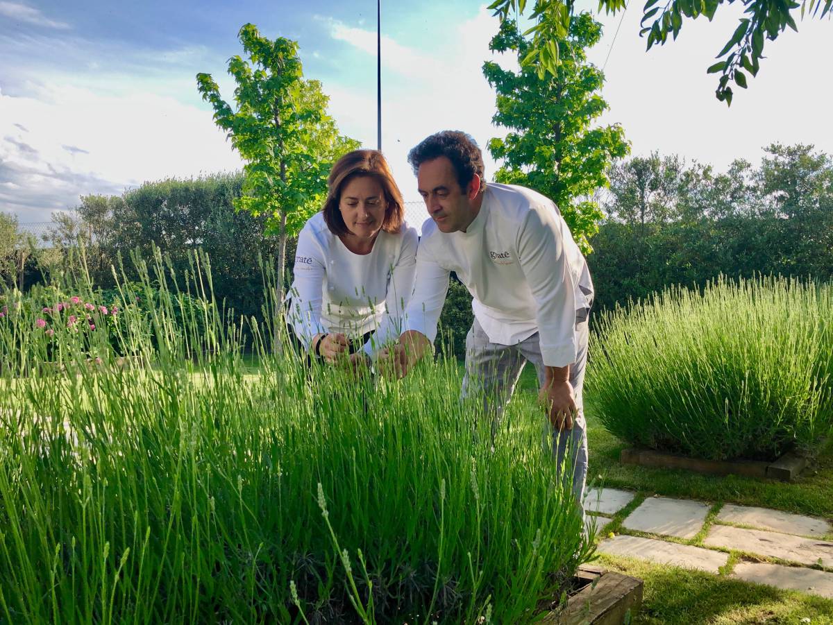 Angelines Gómez y Fernando Sáez en su huerto de su obrador en Viana