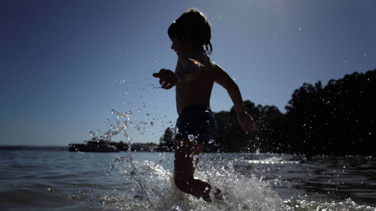 Un niño se da un baño en una playa de A Coruña.