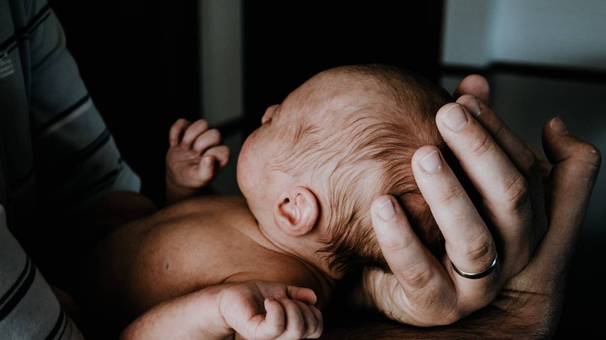 Un padre coge a su bebé.