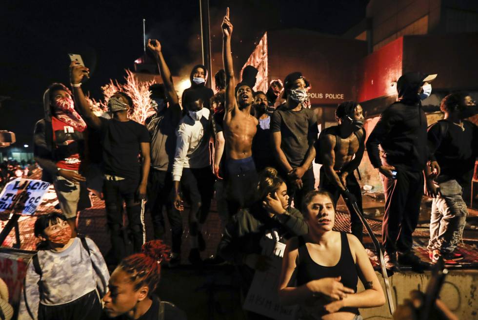 Manifestantes durante las protestas en Minneapolis.
