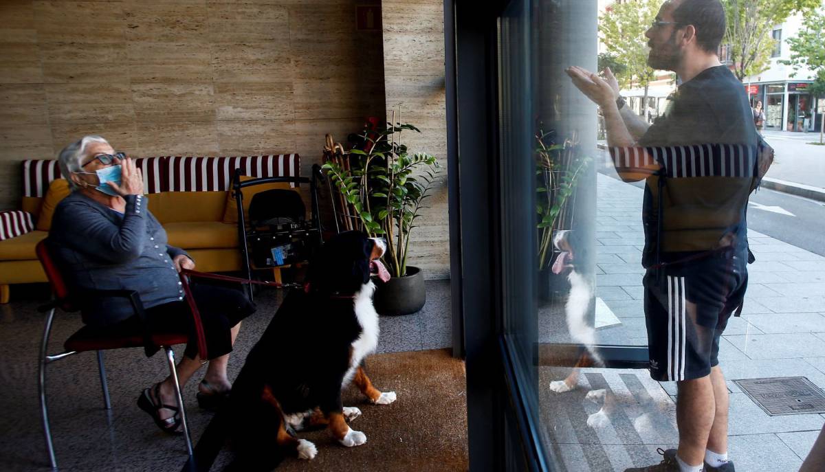Sergi visita a su abuela Maria Llüisa, en la residencia geriátrica Icaria, del Barrio de Poble Nou de Barcelona.