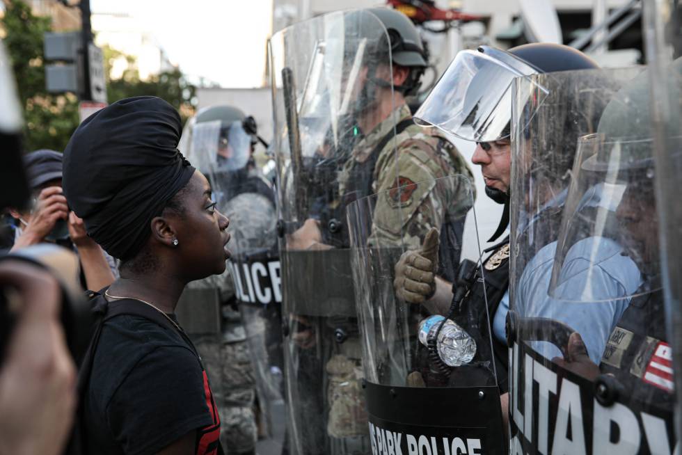 Policías y soldados bloquean a manifestantes en las protestas de Washington.