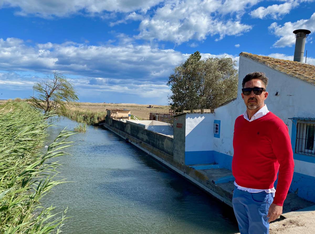Edu Torres en una acequia de la Albufera J.C.CAPEL