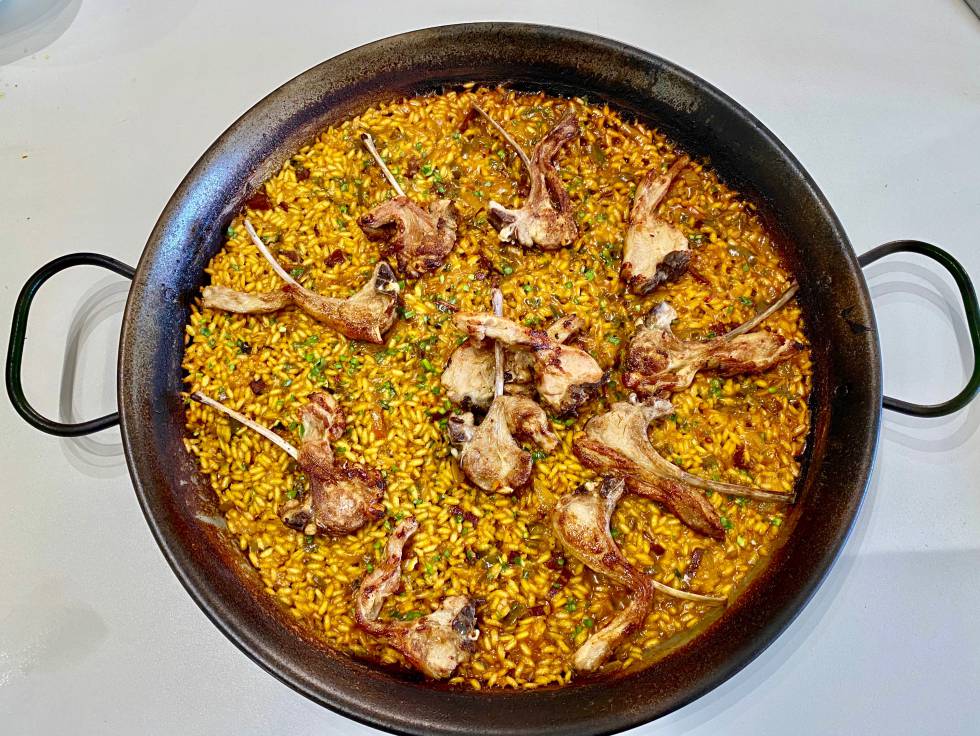 Arroz de caldo de jamón con chuletitas de cordero.