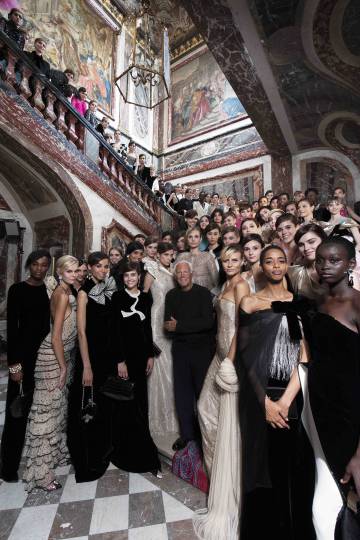 Armani, con sus modelos tras un desfile en París en 2018.