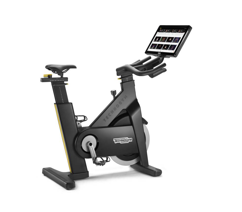 La Technogym Bike ofrece suscripciones a entrenamientos en directo de gimnasios de Londres y Milán, además de un amplio catálogo propio. Su diseño también es todo un reclamo, con acabados propios de un mueble de lujo.