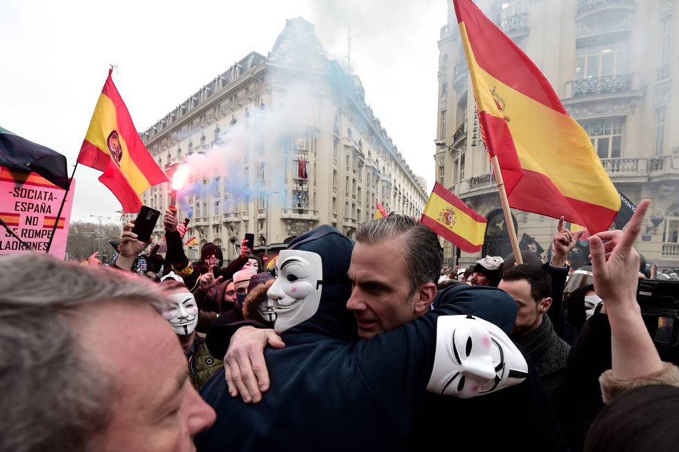 El secretario general de Vox, Javier Ortega Smith, rodeado de caretas de Anonymous en la manifestación del sindicato Justicia Salarial Policial, el pasado 3 de marzo.