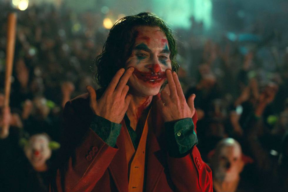 Joaquin Phoenix elevado a mesías de los disturbios en la escena final de 'Joker'.