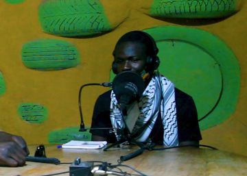 La radio que informa de la covid-19 y une a familiares en Senegal con migrantes en España La radio que informa de la covid-19 y une a familiares en Senegal con migrantes en España