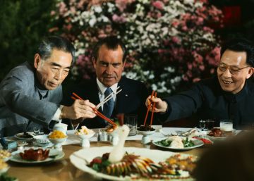 Nunca clave sus palillos en el arroz: historia de un utensilio capaz de desatar una crisis diplomática Nunca clave sus palillos en el arroz: historia de un utensilio capaz de desatar una crisis diplomática