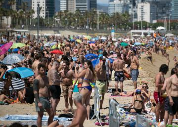 Coronavirus: Primer fin de semana de baño en las playas de Barcelona Coronavirus: Primer fin de semana de baño en las playas de Barcelona
