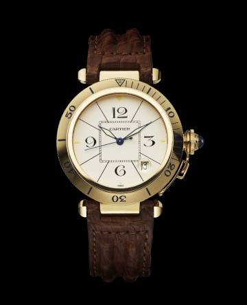 El Pasha de 1985 fue el primero producido comercialmente por Cartier. Las versiones anteriores, incluida la de 1931 (para el bajá de Marrakech) o la de 1943 (de la que desciende la actual) se producían principalmente por encargo.