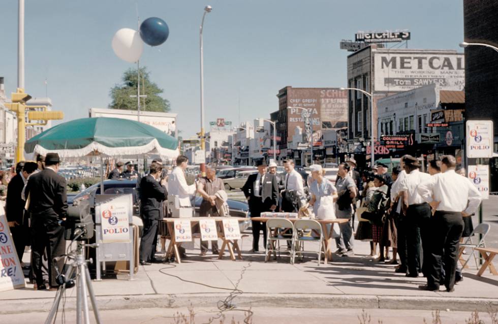Vecinos de Columbus, Georgia (EE. UU.), esperando a ser vacunados contra la poliomielitis durante los primeros días del Programa Nacional de Inmunización contra la Poliomielitis, en 1961.