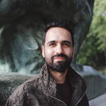 Samir Bargachi ha creado Kif Kif,una asociación para inmigrantes LGTBIQ+. Chaqueta Hermès.