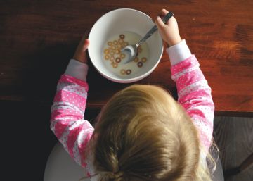 Por qué no debes obligar a los niños a seguir comiendo cuando están llenos
