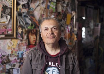 Entre fotografías, dibujos, postales, ‘collages’, libros, ‘cassettes’ y folletos publicitarios: así vive Nicolás Martínez Cerezo Entre fotografías, dibujos, postales, ‘collages’, libros, ‘cassettes’ y folletos publicitarios: así vive Nicolás Martínez Cerezo
