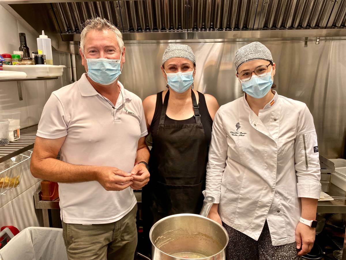 Sebastian Martin, Lourdes Villalobos y Blanca Abad en las cocinas de Chin Chin Puerto. J.C. CAPEL