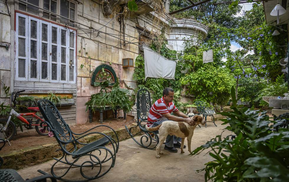 César, con su perro en la zona que habita junto a su esposa y su hija en la residencia principal, donde estaba la capilla.