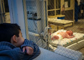 Quién acompaña a los niños que no pueden estar con sus familias en los momentos difíciles
