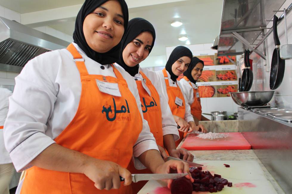 Un grupo de estudiantes cocina en la escuela.