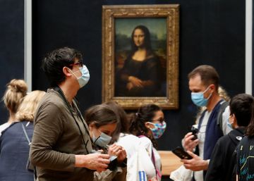 La gioconda, de Leonardo Da Vinci, en el museo del Louvre, en Paris, en el día de su reapertura tras el cierre por la pandemia por coronavirus.