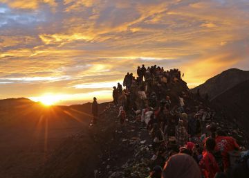 Los devotos hindúes y los visitantes se dirigen a la cima del Monte Bromo al amanecer durante el festival de Yadnya Kasada en Probolinggo, en Java, Inndonesia.