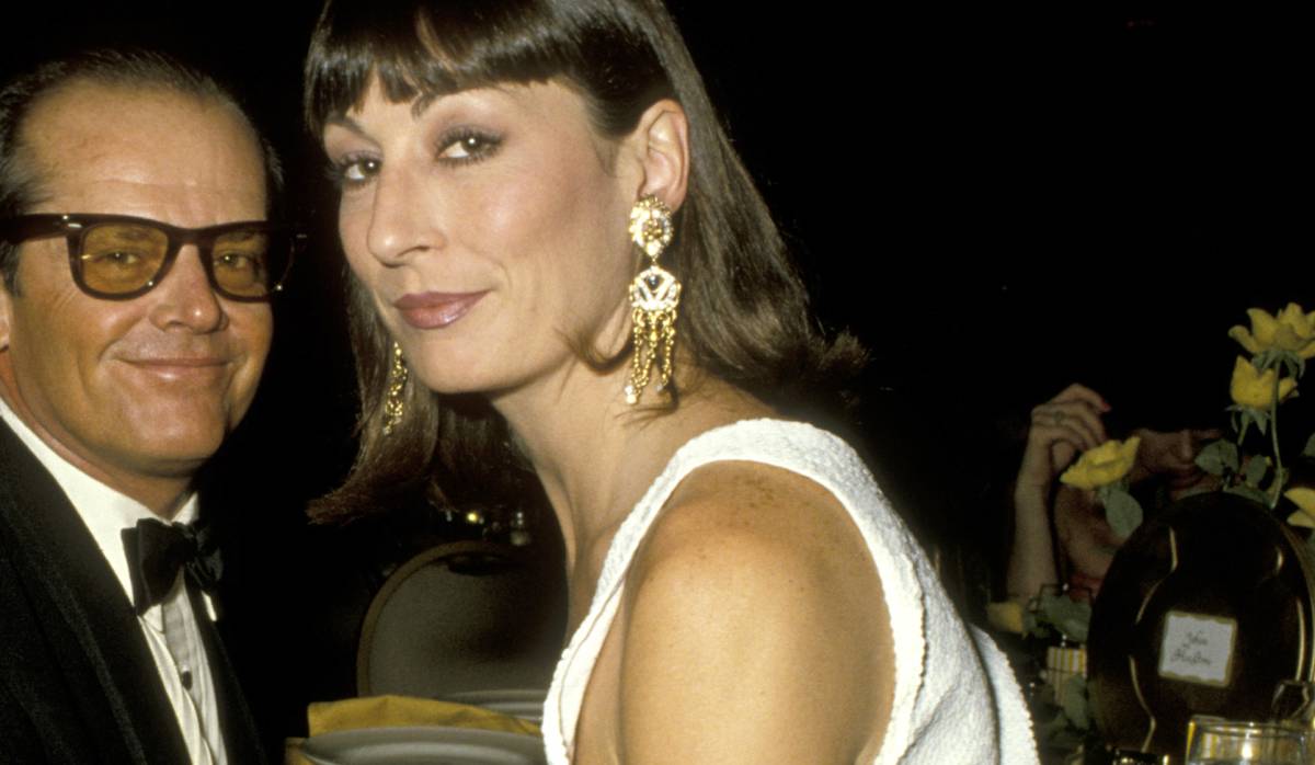 “Mi único papel era ir de su brazo”: la dulce venganza de Anjelica Huston tras ser solo “hija” y “novia” demasiados años