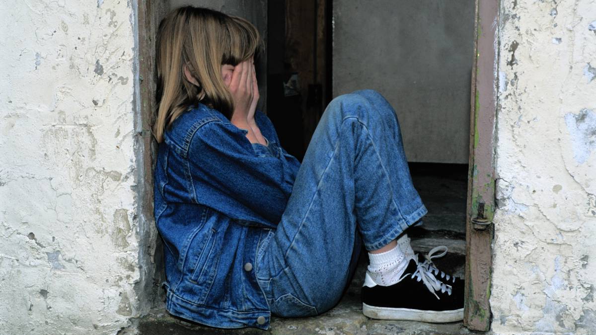 Una niña se siente triste.