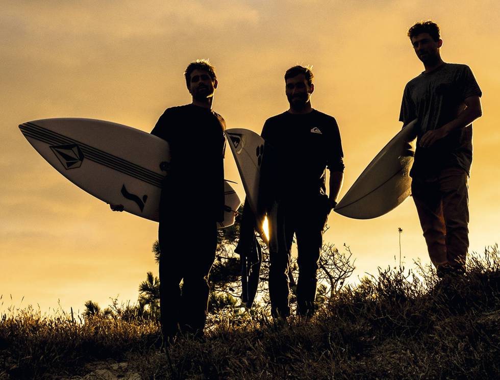 Los tres miembros que componen el equipo masculino de surf.