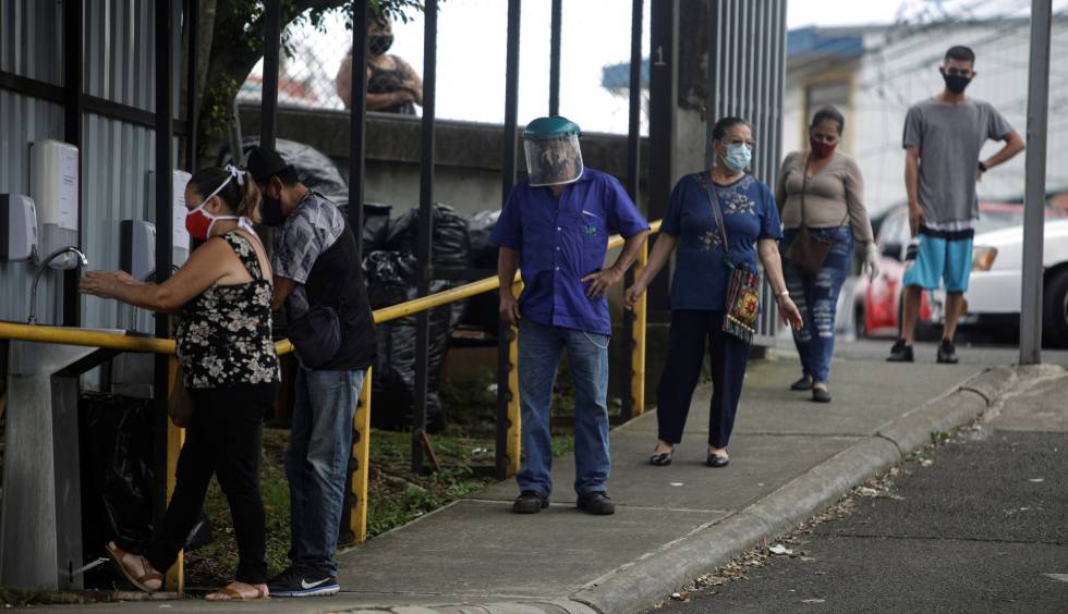Los residentes de una barriada empobrecida de San José, Costa Rica, hacen cola para lavarse las manos y ser sometidos a un test de covid-19 el pasado 7 de julio.