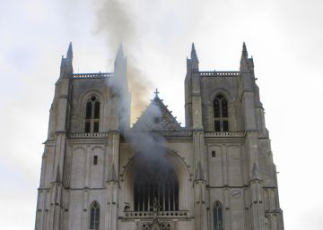 El incendio en la catedral de Nantes, en imágenes