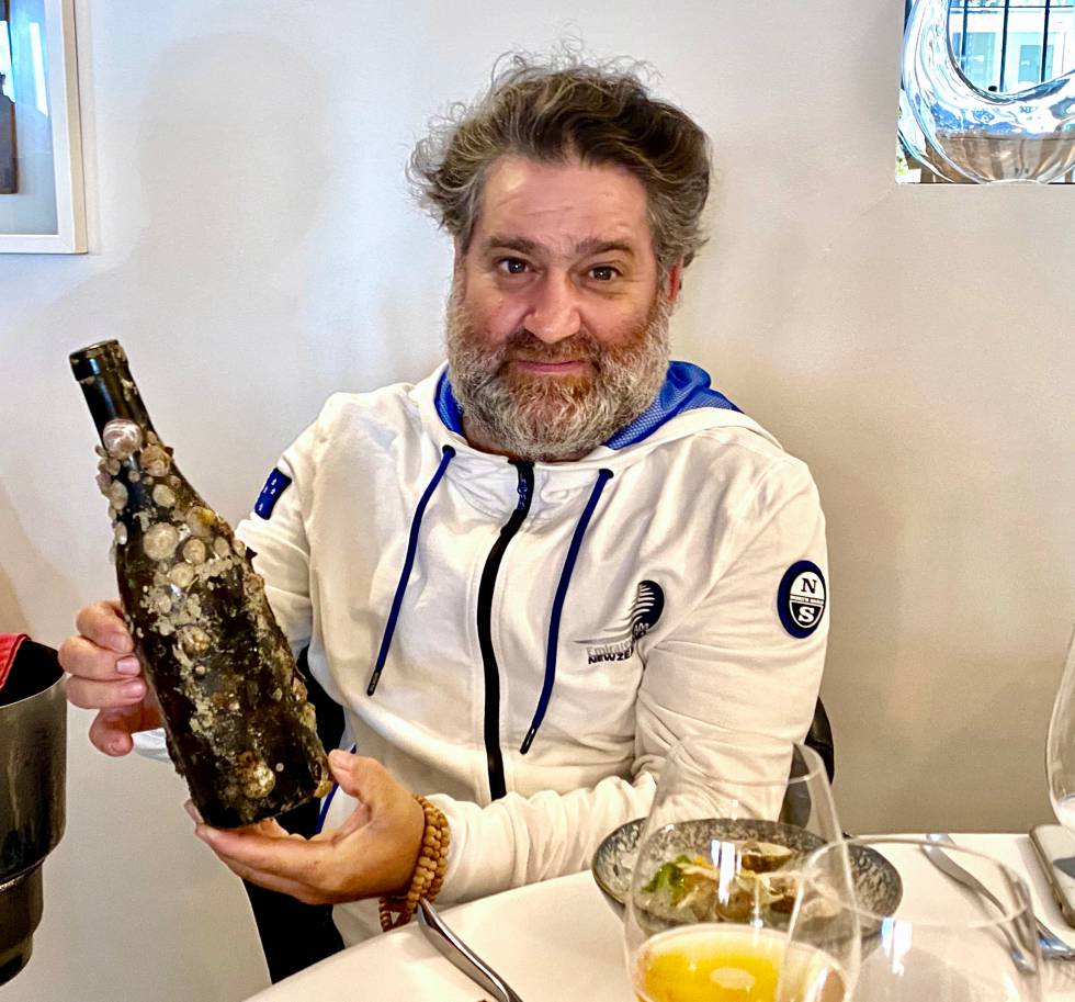 Raúl Pérez, con una botella de su vino Sketch. J.C. CAPEL