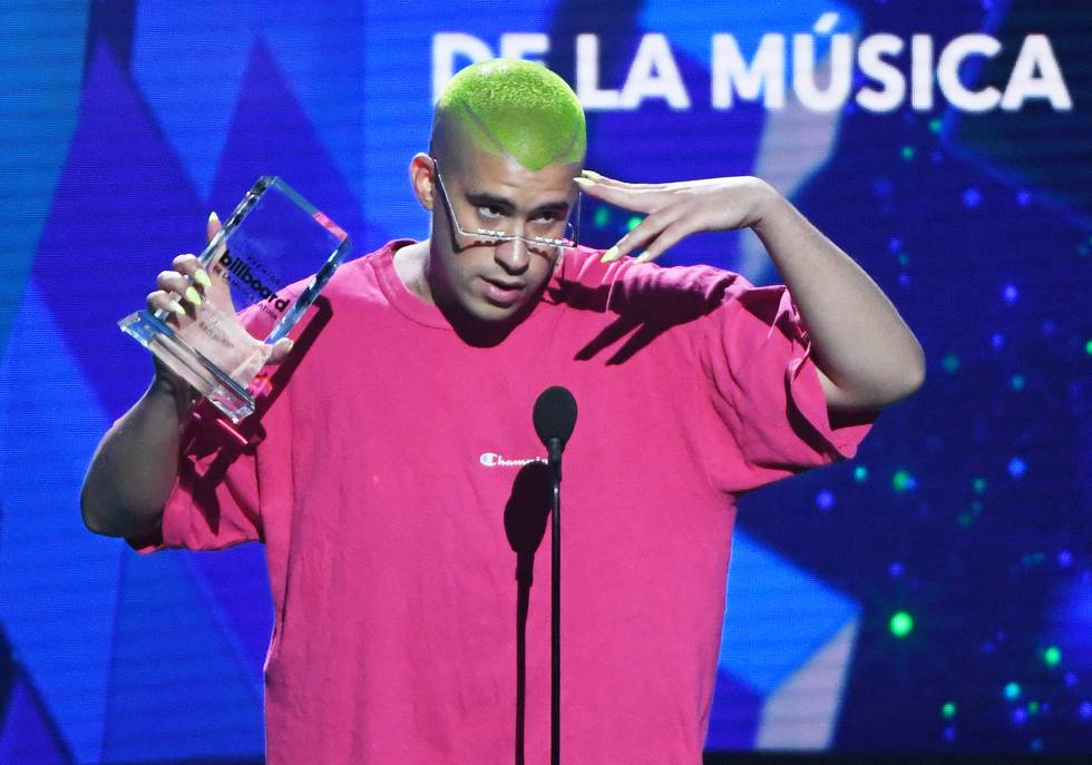Bad Bunny recoge el premio Billboard Latin Music Award en 2019 con su característica manicura en tonos flúor.