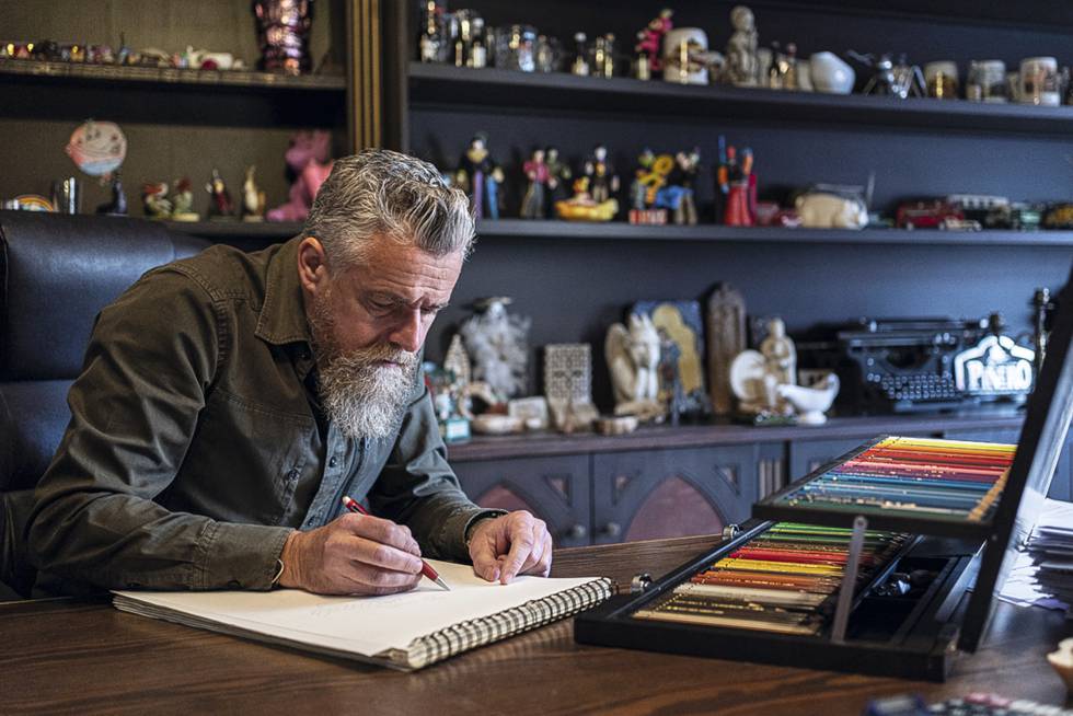 Piñero realiza un boceto en su despacho.