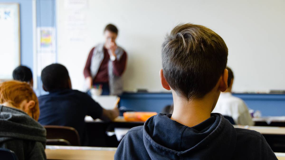 Un alumno atiende en clase.