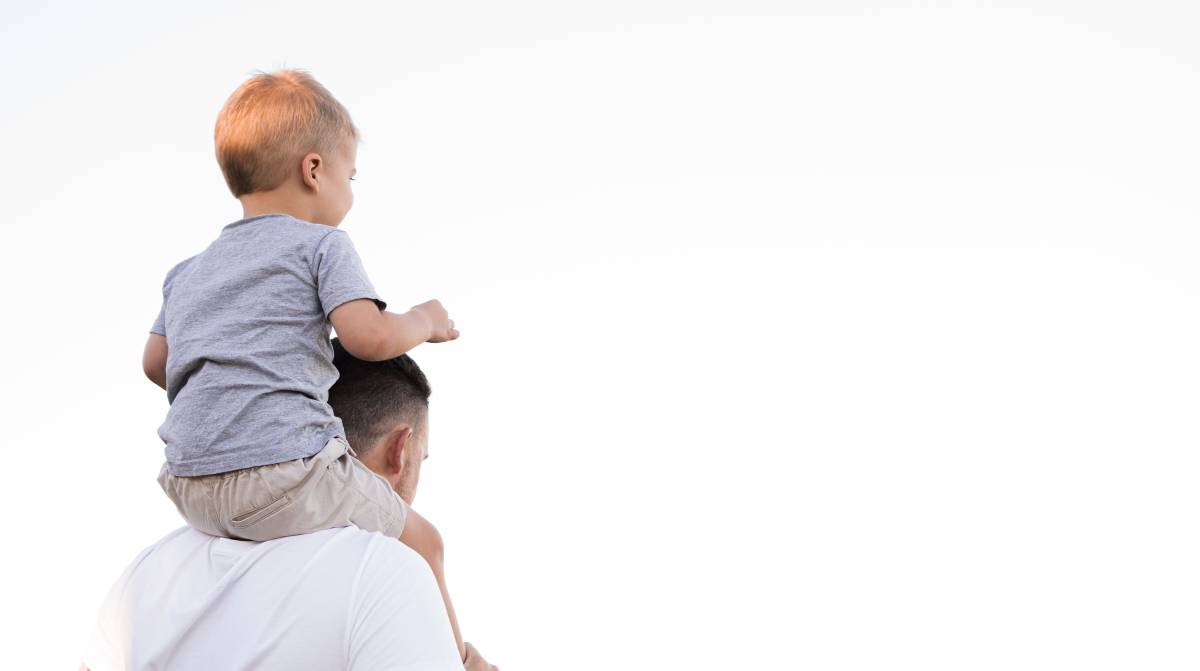 Un padre juega con su hijo.
