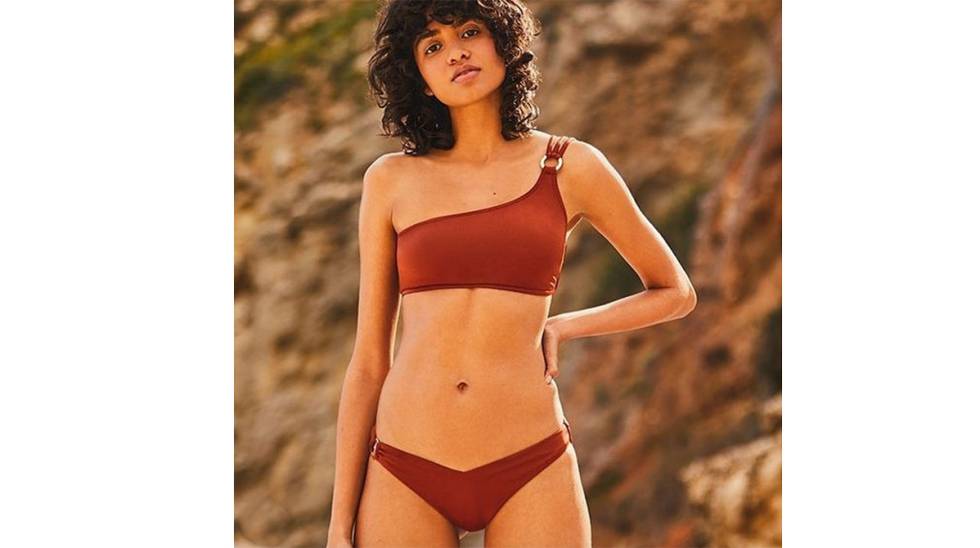 Nos hemos enamorado de este bañador y este bikini que son tendencia este verano