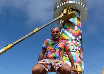 Okuda colorea un faro de 1930 en Cantabria: “Solo era un cilindro blanco” Okuda colorea un faro de 1930 en Cantabria: “Solo era un cilindro blanco”