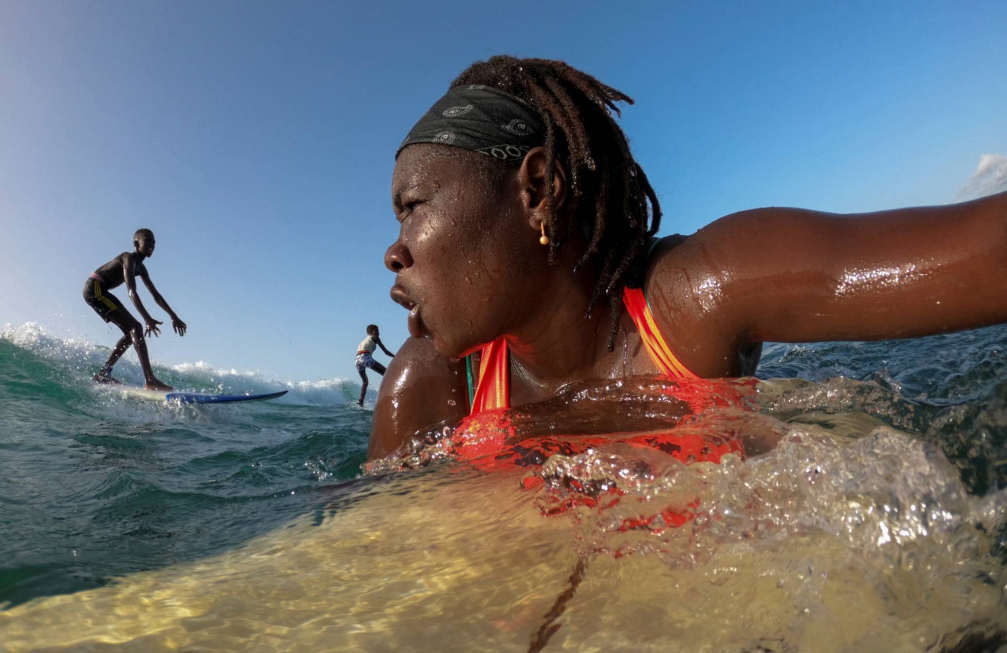 La primera surfista profesional senegalesa busca compañeras